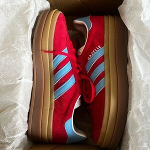 Gazelle Bold blue and red